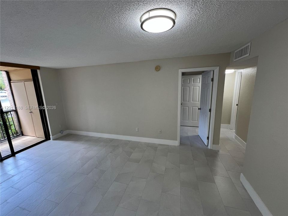 Active With Contract: $209,500 (1 beds, 1 baths, 614 Square Feet)
