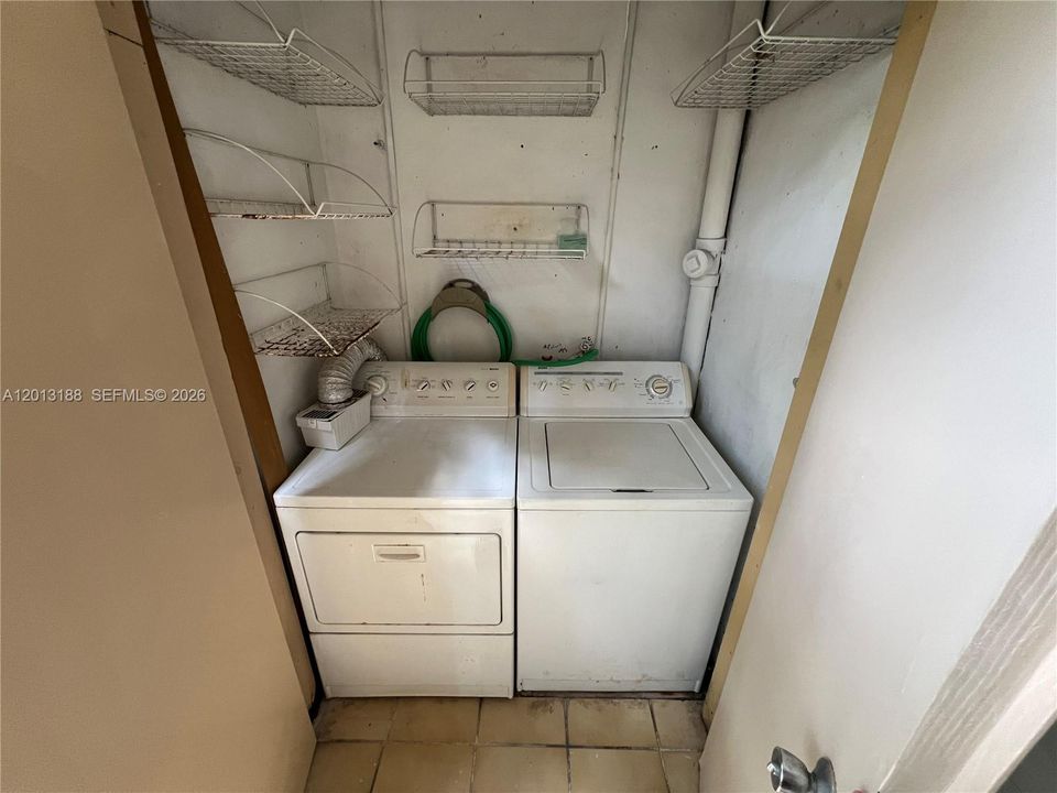 Active With Contract: $209,500 (1 beds, 1 baths, 614 Square Feet)