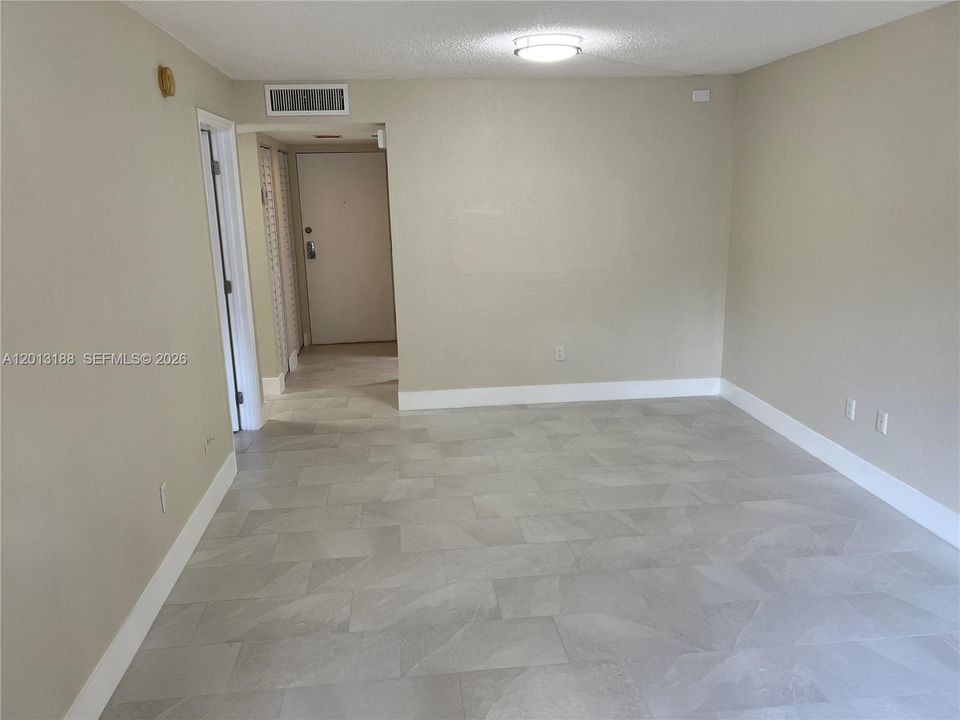 Active With Contract: $209,500 (1 beds, 1 baths, 614 Square Feet)