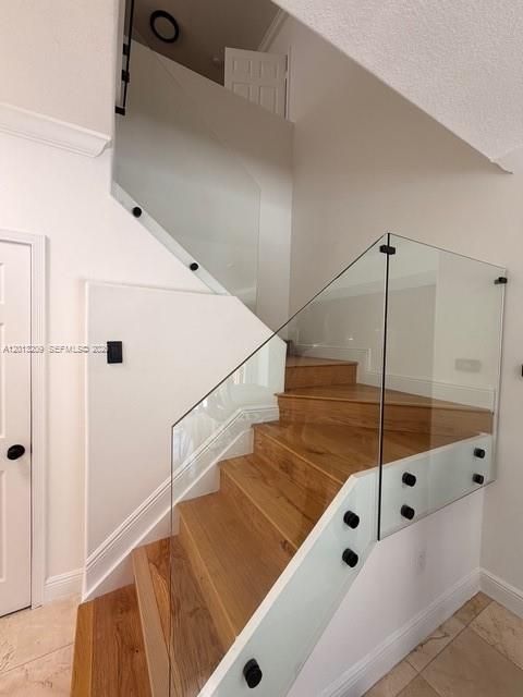 Activo con contrato: $6,350 (4 camas, 3 baños, 2305 Pies cuadrados)