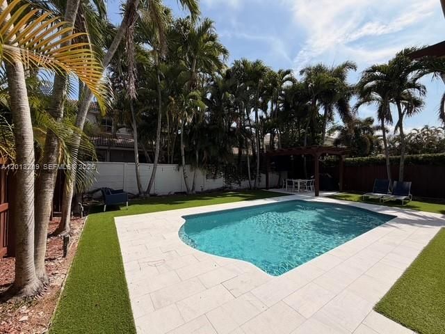 Activo con contrato: $6,350 (4 camas, 3 baños, 2305 Pies cuadrados)