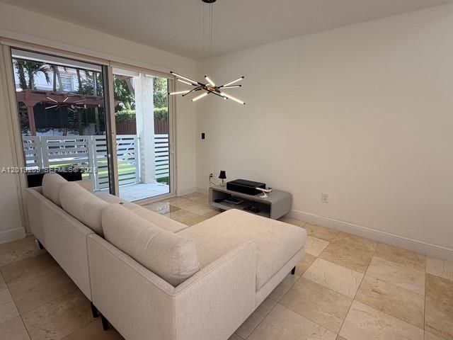 Activo con contrato: $6,350 (4 camas, 3 baños, 2305 Pies cuadrados)