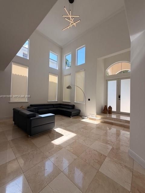 Activo con contrato: $6,350 (4 camas, 3 baños, 2305 Pies cuadrados)