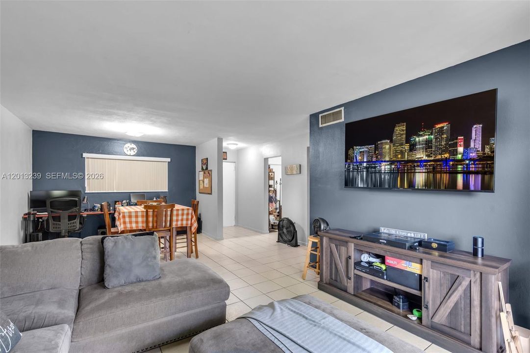 For Sale: $349,000 (2 beds, 2 baths, 1040 Square Feet)