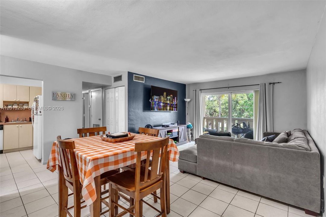 For Sale: $349,000 (2 beds, 2 baths, 1040 Square Feet)