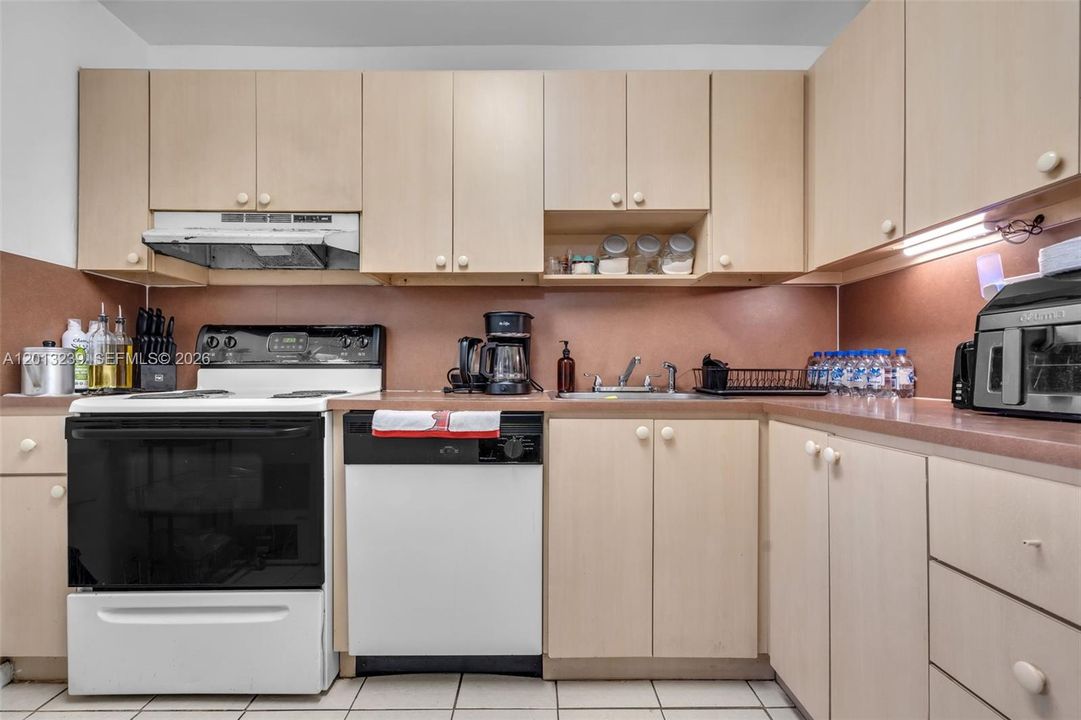 For Sale: $349,000 (2 beds, 2 baths, 1040 Square Feet)