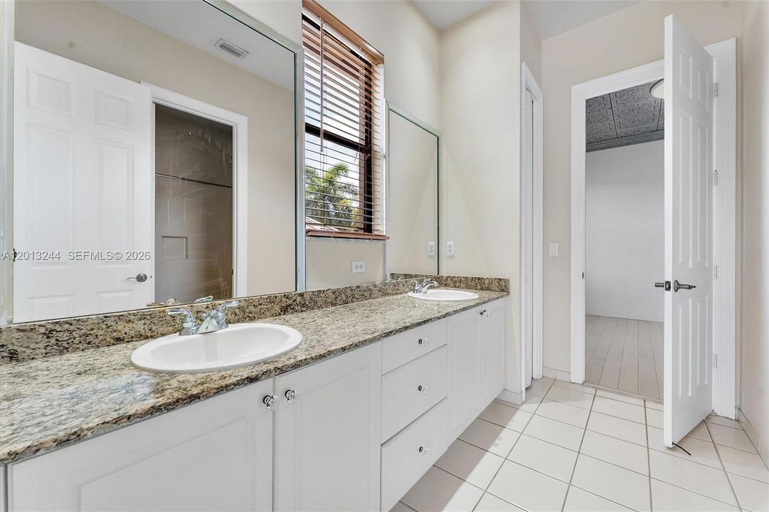 Active With Contract: $999,000 (5 beds, 6 baths, 4163 Square Feet)