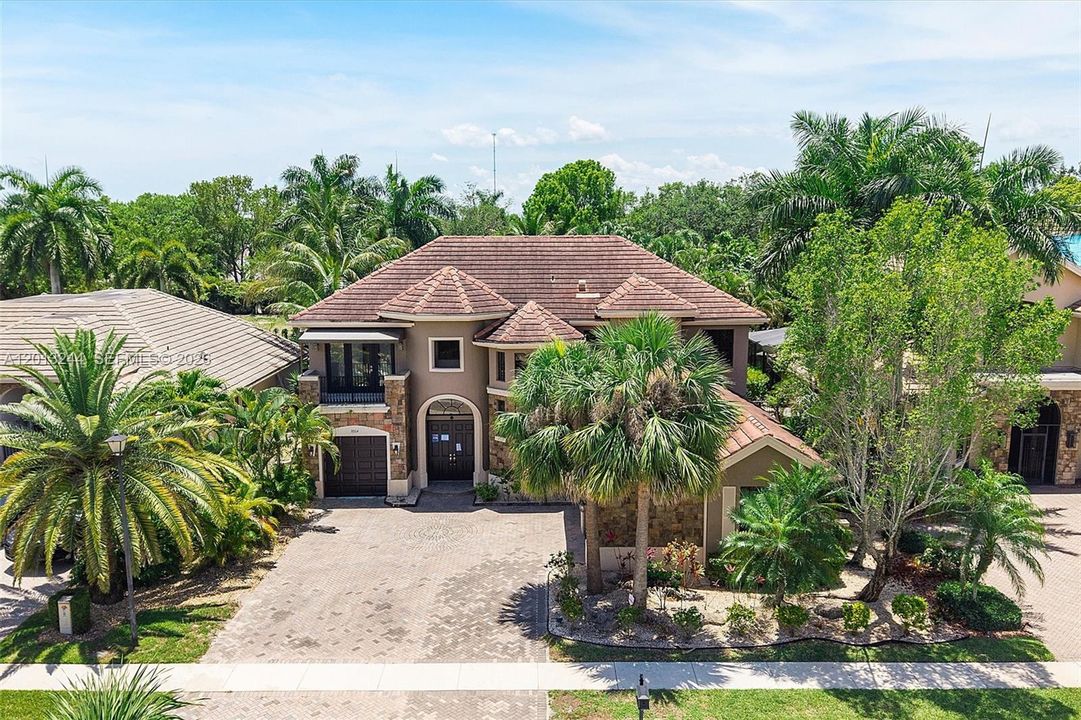 Active With Contract: $999,000 (5 beds, 6 baths, 4163 Square Feet)