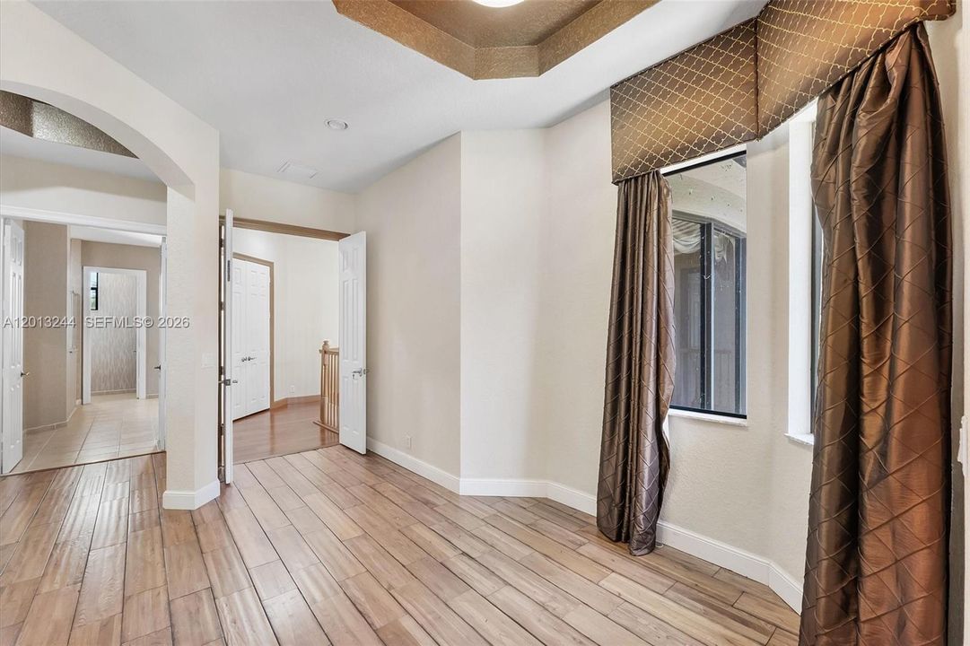 Active With Contract: $999,000 (5 beds, 6 baths, 4163 Square Feet)