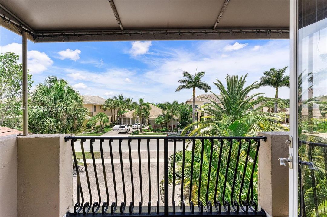 Active With Contract: $999,000 (5 beds, 6 baths, 4163 Square Feet)