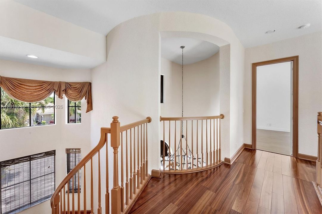 Active With Contract: $999,000 (5 beds, 6 baths, 4163 Square Feet)