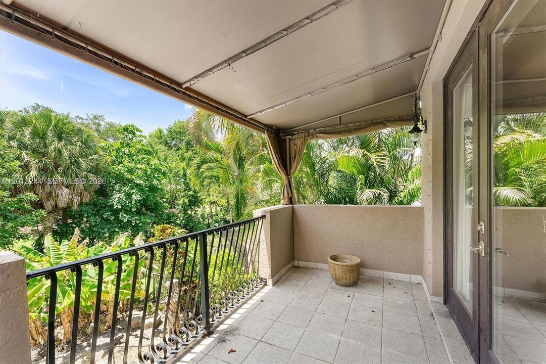 Active With Contract: $999,000 (5 beds, 6 baths, 4163 Square Feet)