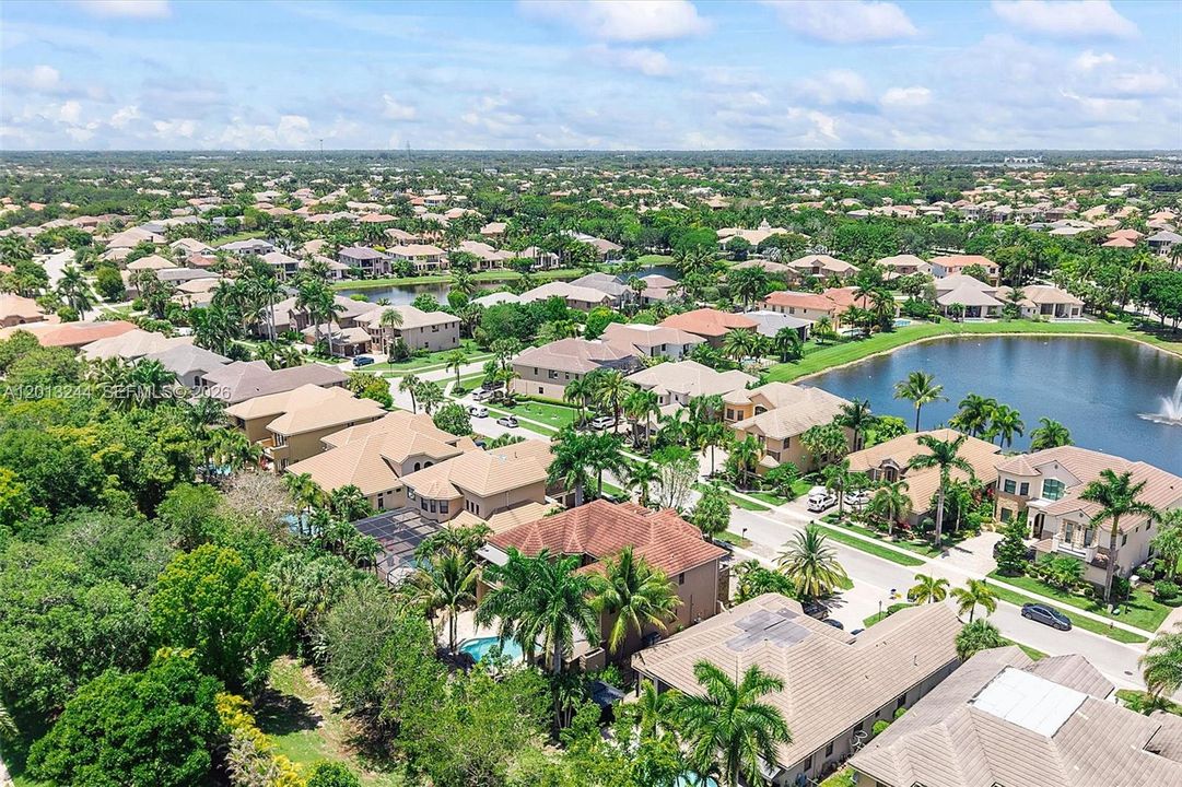 Active With Contract: $999,000 (5 beds, 6 baths, 4163 Square Feet)