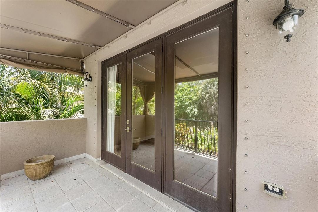Active With Contract: $999,000 (5 beds, 6 baths, 4163 Square Feet)