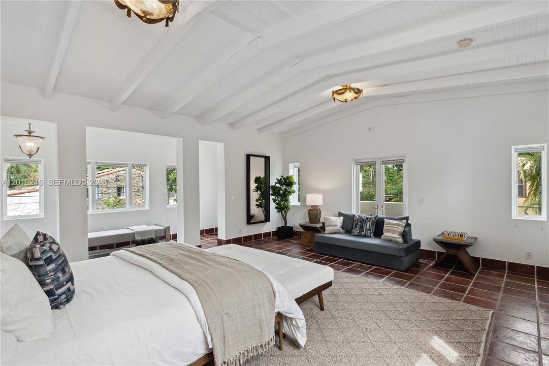 For Rent: $12,500 (6 beds, 4 baths, 5123 Square Feet)