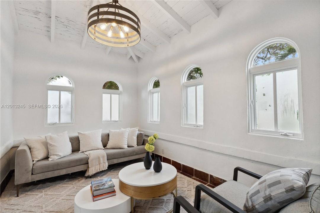 For Rent: $12,500 (6 beds, 4 baths, 5123 Square Feet)