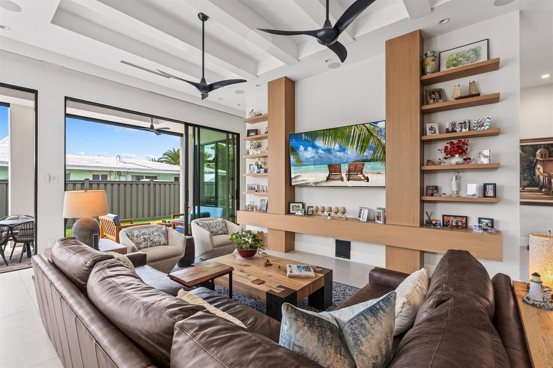 LIVING_ROOM_ANGLED_DT_RT