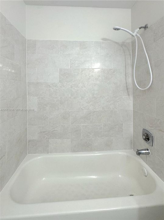 Active With Contract: $1,499 (1 beds, 1 baths, 813 Square Feet)