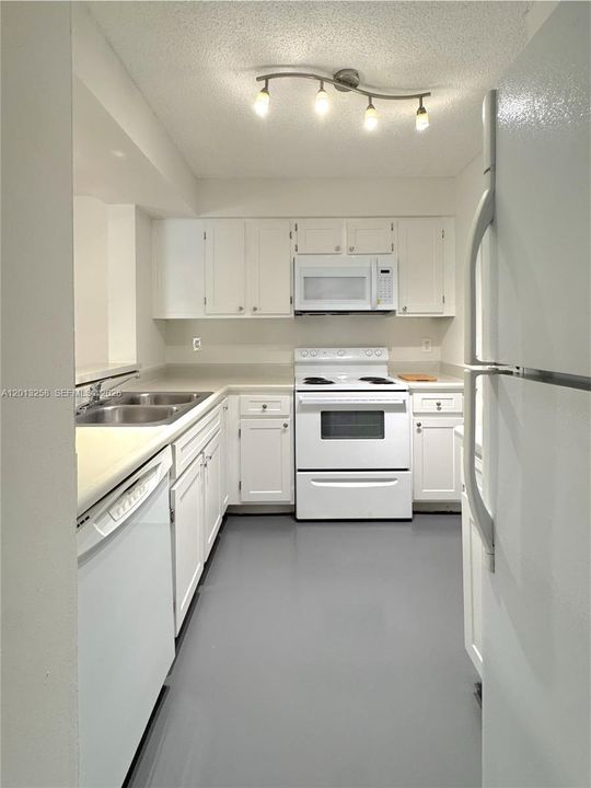 Active With Contract: $1,499 (1 beds, 1 baths, 813 Square Feet)