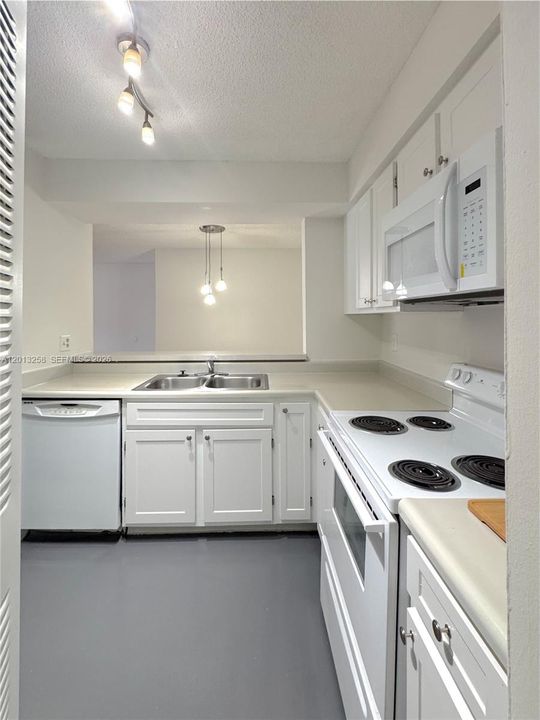 Active With Contract: $1,499 (1 beds, 1 baths, 813 Square Feet)