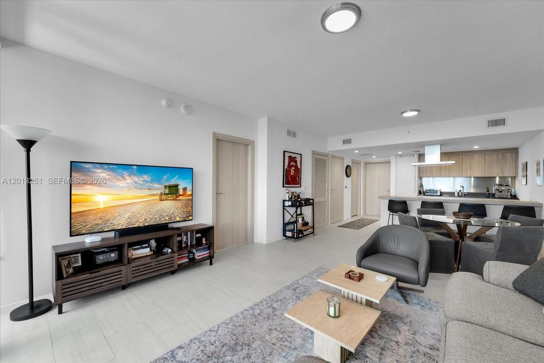 Под контрактом: $5,000 (1 спален, 1 ванн, 839 Квадратных фут)