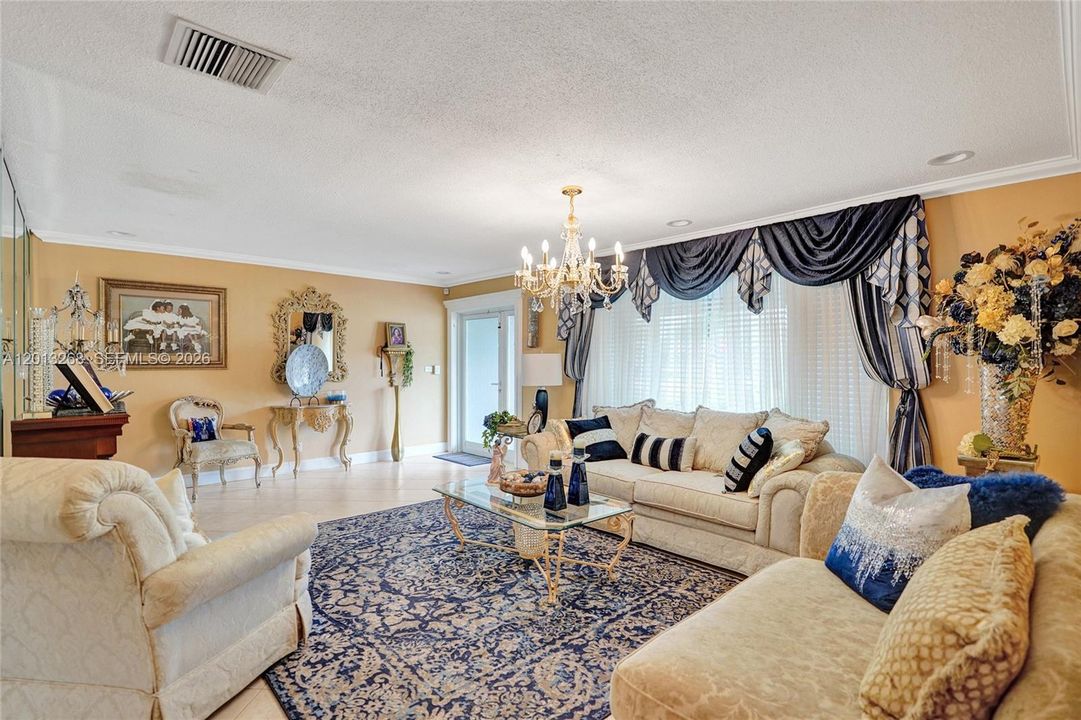 Activo con contrato: $389,999 (2 camas, 2 baños, 1579 Pies cuadrados)