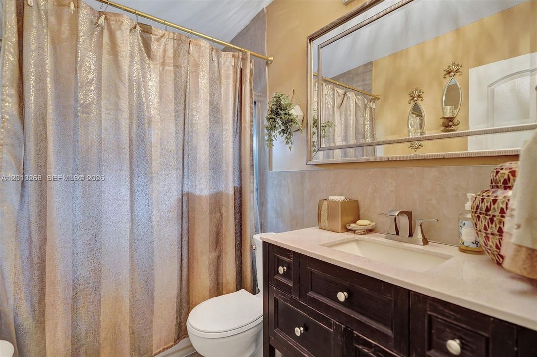 Activo con contrato: $389,999 (2 camas, 2 baños, 1579 Pies cuadrados)