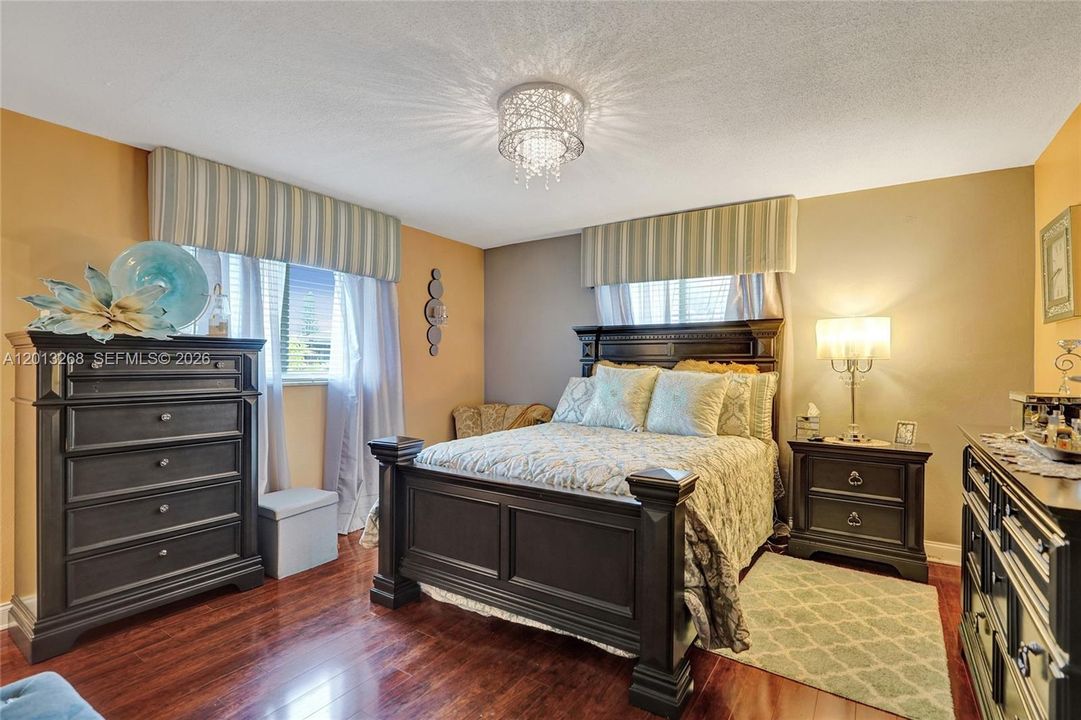 Activo con contrato: $389,999 (2 camas, 2 baños, 1579 Pies cuadrados)