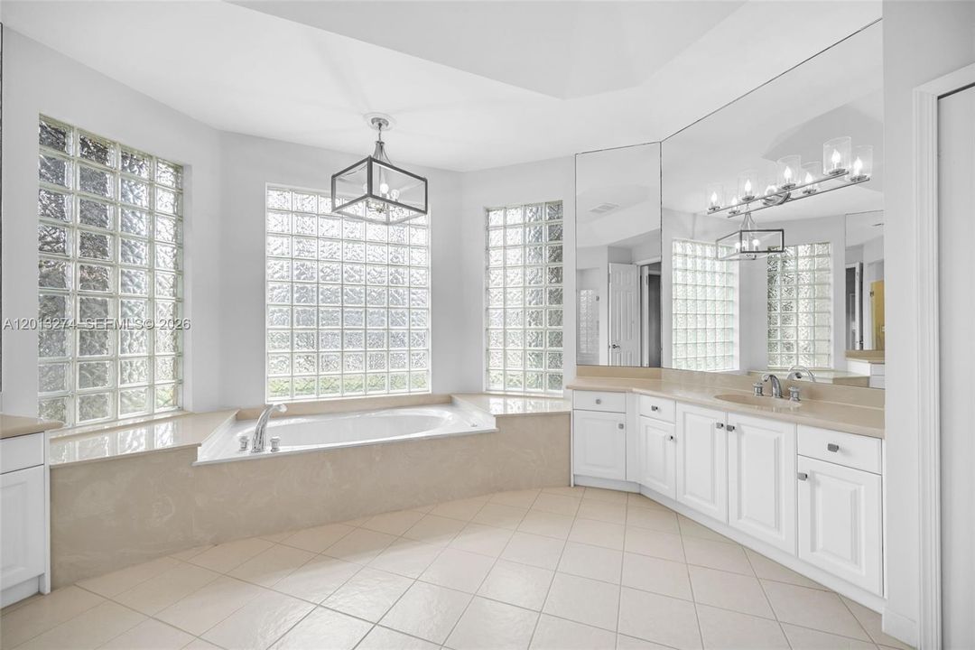 En Venta: $1,600,000 (4 camas, 3 baños, 2910 Pies cuadrados)