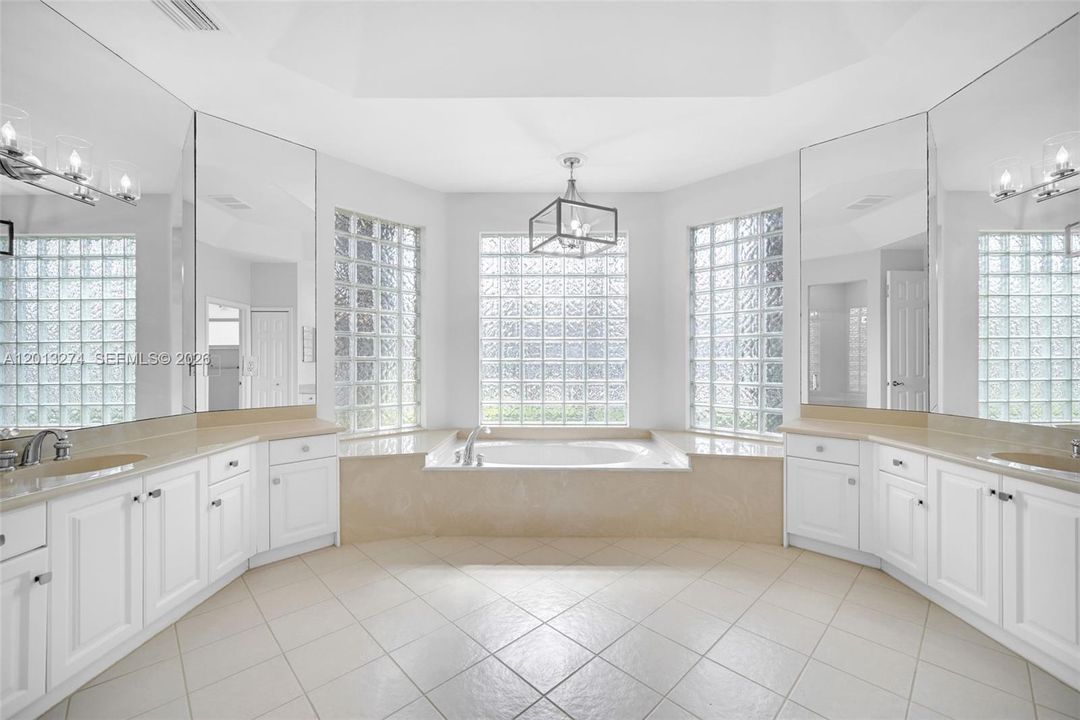 En Venta: $1,600,000 (4 camas, 3 baños, 2910 Pies cuadrados)