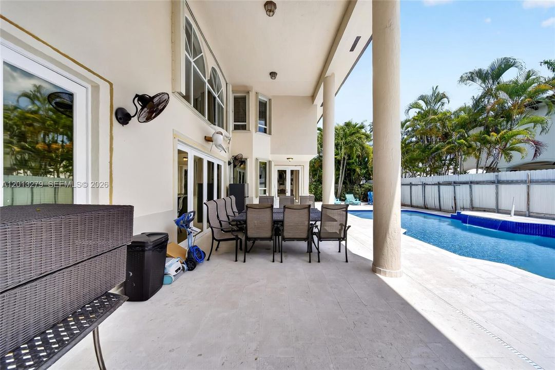 Под контрактом: $1,399,000 (5 спален, 4 ванн, 4262 Квадратных фут)