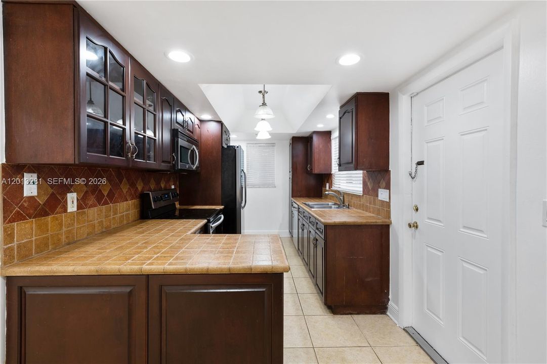 For Rent: $6,000 (3 beds, 2 baths, 1985 Square Feet)