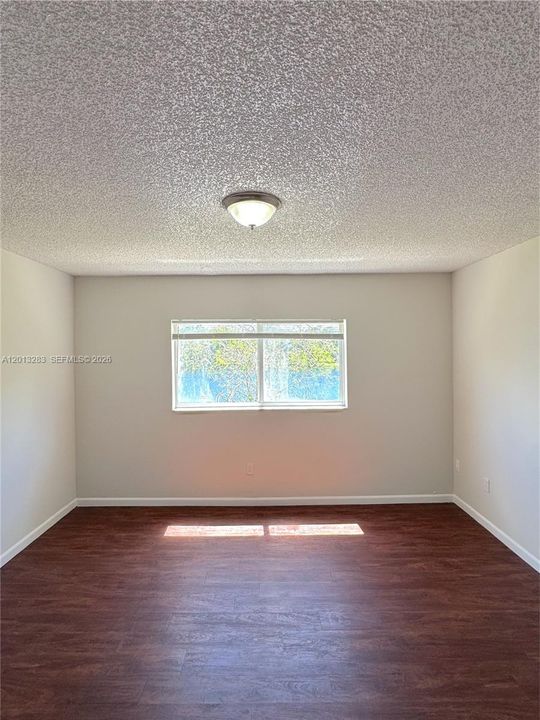 Active With Contract: $1,900 (2 beds, 1 baths, 884 Square Feet)