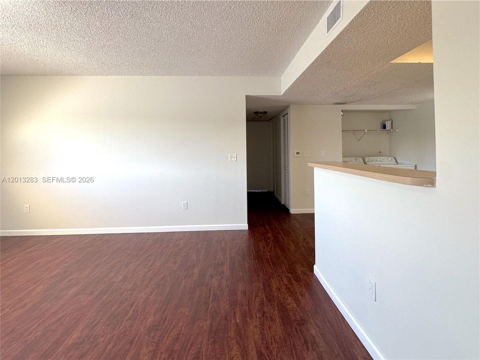 Active With Contract: $1,900 (2 beds, 1 baths, 884 Square Feet)