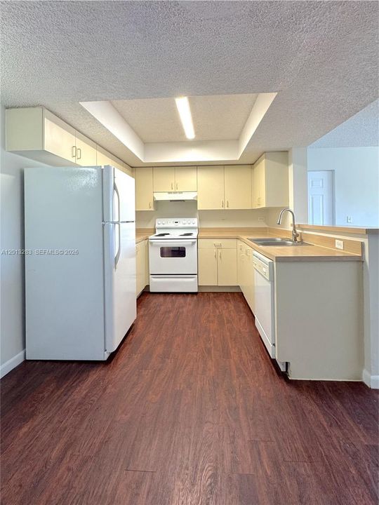 Active With Contract: $1,900 (2 beds, 1 baths, 884 Square Feet)