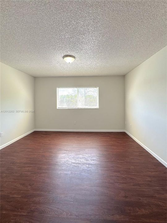 Active With Contract: $1,900 (2 beds, 1 baths, 884 Square Feet)