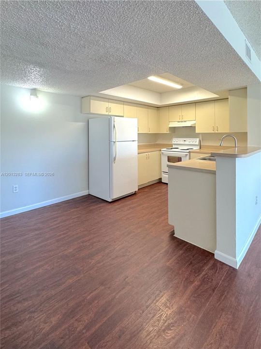 Active With Contract: $1,900 (2 beds, 1 baths, 884 Square Feet)