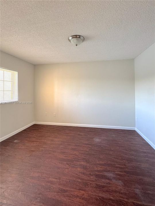 Active With Contract: $1,900 (2 beds, 1 baths, 884 Square Feet)
