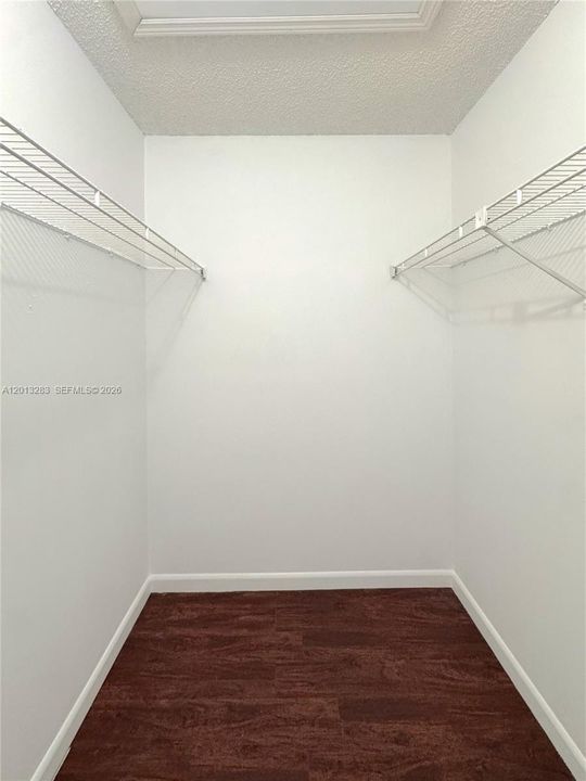 Active With Contract: $1,900 (2 beds, 1 baths, 884 Square Feet)
