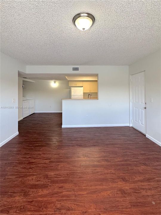 Active With Contract: $1,900 (2 beds, 1 baths, 884 Square Feet)