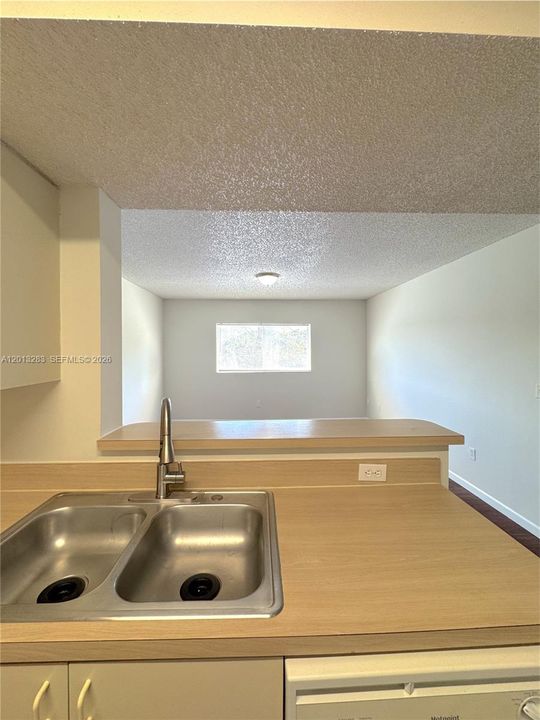 Active With Contract: $1,900 (2 beds, 1 baths, 884 Square Feet)