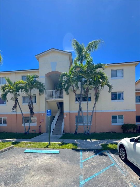 Active With Contract: $1,900 (2 beds, 1 baths, 884 Square Feet)
