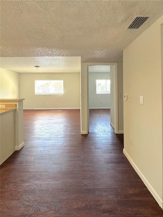 Active With Contract: $1,900 (2 beds, 1 baths, 884 Square Feet)