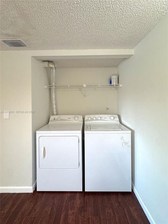Active With Contract: $1,900 (2 beds, 1 baths, 884 Square Feet)