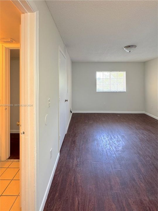Active With Contract: $1,900 (2 beds, 1 baths, 884 Square Feet)