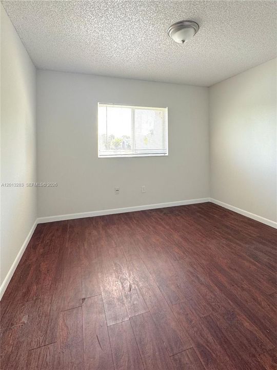 Active With Contract: $1,900 (2 beds, 1 baths, 884 Square Feet)