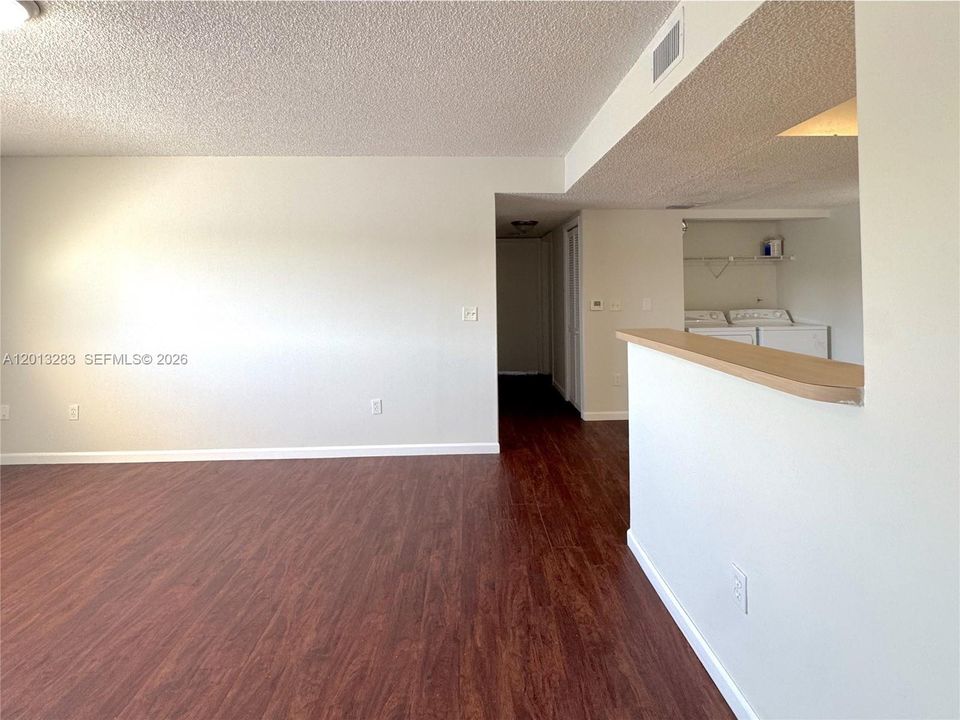 Active With Contract: $1,900 (2 beds, 1 baths, 884 Square Feet)