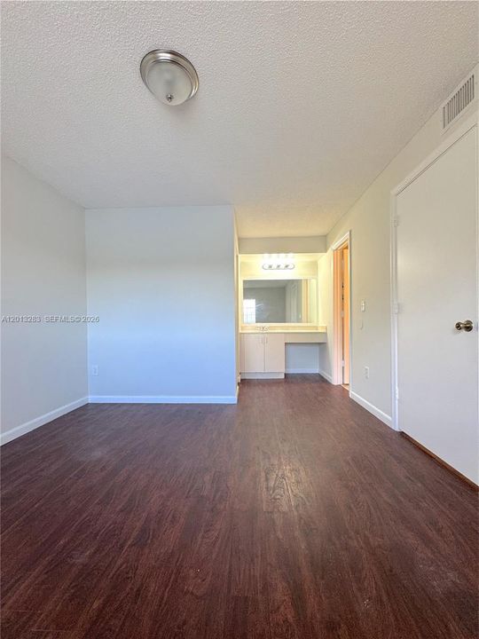 Active With Contract: $1,900 (2 beds, 1 baths, 884 Square Feet)