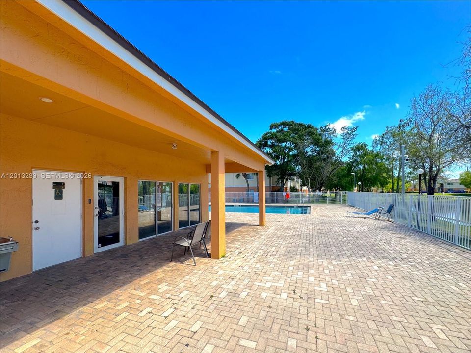 Active With Contract: $1,900 (2 beds, 1 baths, 884 Square Feet)