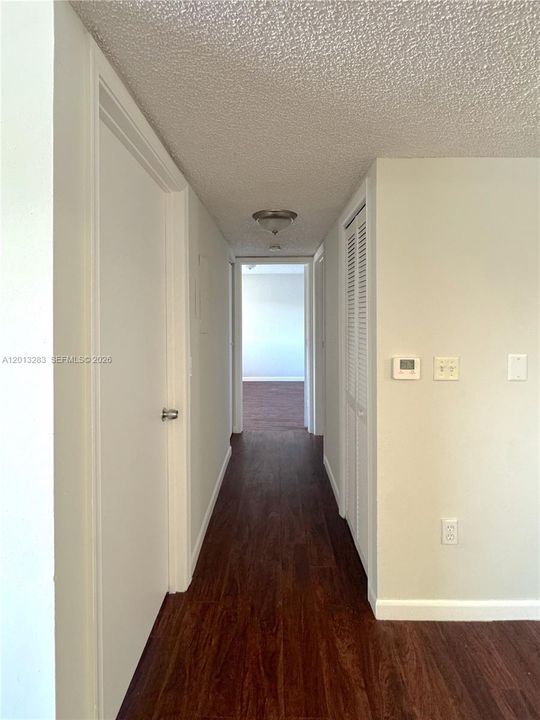 Active With Contract: $1,900 (2 beds, 1 baths, 884 Square Feet)